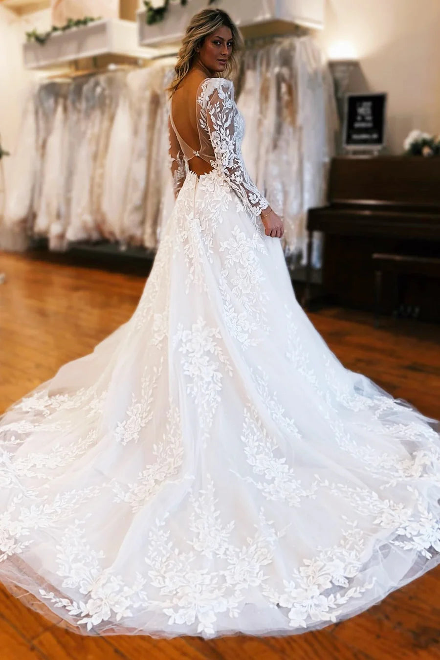 Robe de mariée longue coupe trapèze à décolleté plongeant en V et appliqués